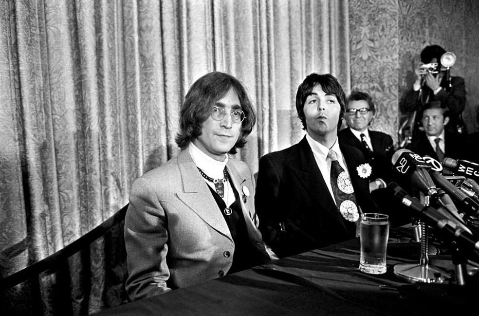  Lennon (primeiro da esquerda) ao lado de Paul McCartney em uma coletiva de imprensa em Nova York, em foto de arquivo de1968. (Foto: Neal Boenzi/The New York Times)