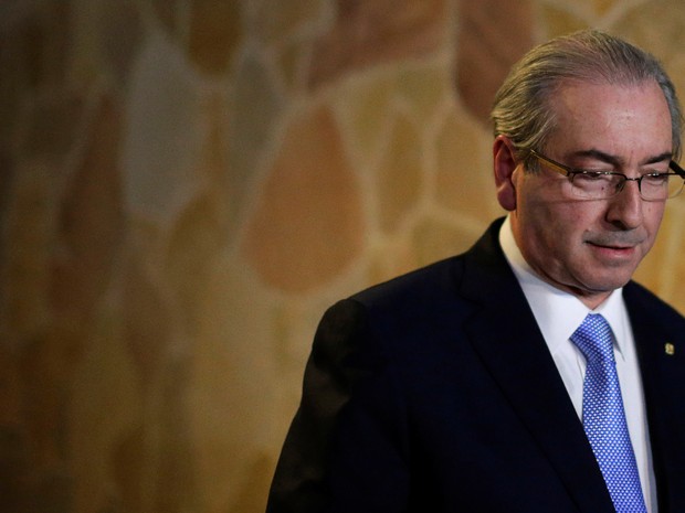 [CUNHA HOME] Eduardo Cunha fala com jornalistas após ser afastado da presidência da Câmara em Brasília, em maio de 2016 (Foto: Ueslei Marcelino/Reuters/Arquivo)