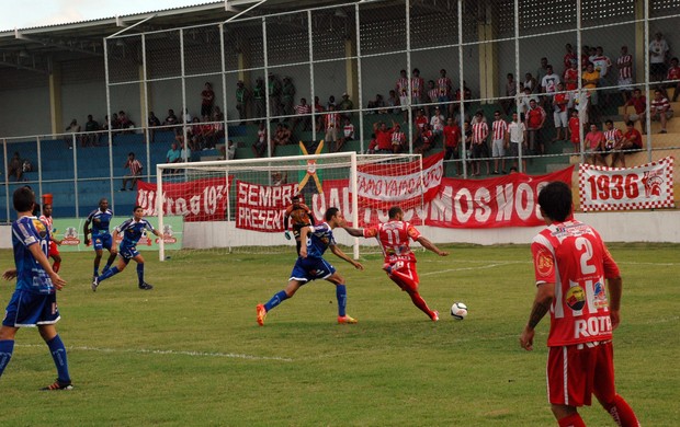 Atacante do Auto Esporte, Fernando Sá chuta para o gol de Aranha do Cruzeiro de Itaporanga (Foto: Richardson Gray / Globoesporte.com/pb)