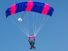 Mayra Cardi pede noivo em casamento em pleno ar em salto de paraquedas