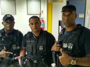 Fugitivo foi preso por Camilo, Rafael Freitas e Marcelo Marins, do grupamento especial da Guarda Municipal de Rio das Ostras (Foto: Divulgação/GM Rio das Ostras)