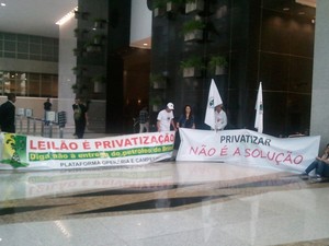 Petroleiros protestam contra leilão em prédio da Paulista (Foto: Megui Donadoni/ G1)