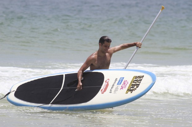 Bruno Gagliasso faz Stand Up Paddle na praia da Barra da Tijuca, RJ (Foto: Dilson Silva / Agnews)
