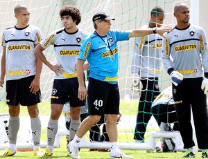 Oswaldo de Oliveira no treino do Botafogo (Foto: Alexandre Cassiano / Ag. O Globo)