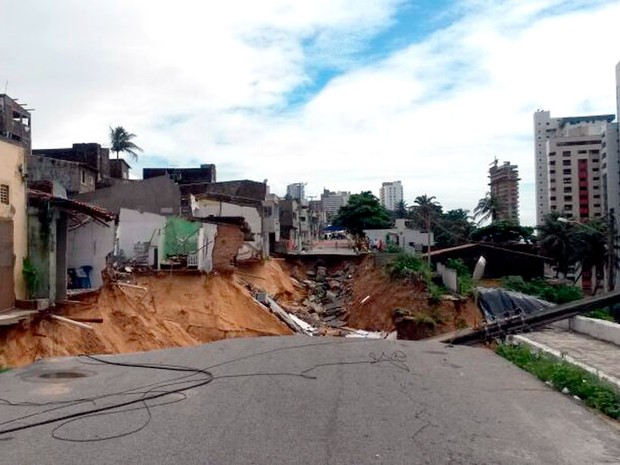 Casas próximas à cretera aberta na rua Guanabara podem desmoronar em Mãe Luíza; Prefeitura de Natal pretende demolir residências ameaçadas (Foto: Camila Torres/Inter TV Cabugi)
