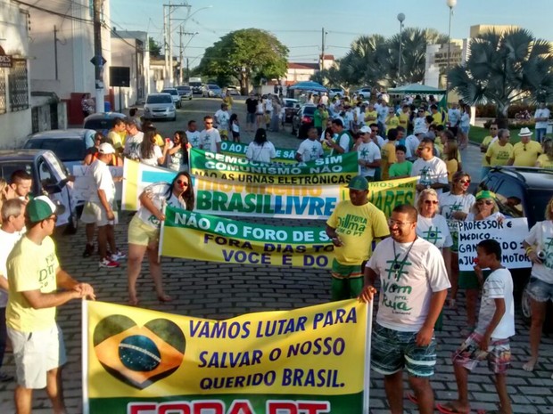 Manifestantes se reuniram em Linhares, no EspÃ­rito Santo (Foto: Anelice Sena/ TV Gazeta)