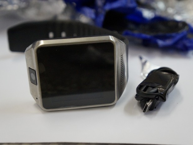 Mulher é detida ao tentar entrar com celular-relógio no CDP de Taubaté (Foto: Divulgação/Corevali)