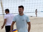 Rodrigo Hilbert joga vôlei em praia do Rio com bermuda queridinha