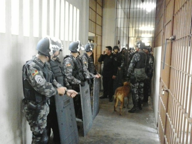 Policiais fazem revista em presídio em Santa Maria (Foto: Divulgação/Brigada Militar)