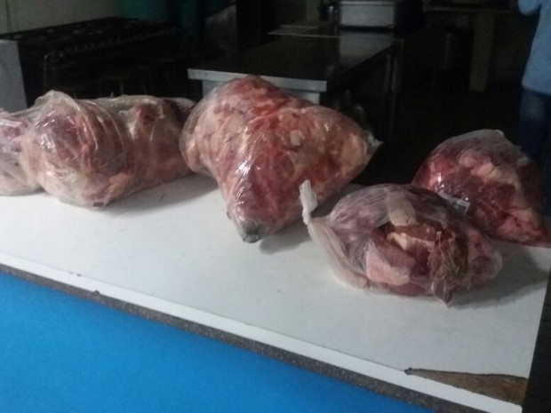 Vários pacotes de carne foram apreendidos (Foto: PM/Divulgação)