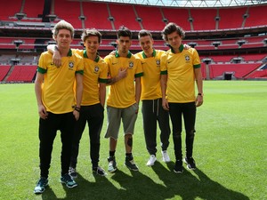 Membros do One Direction posam com camisas da seleção brasileira (Foto: Divulgação/Time For Fun)
