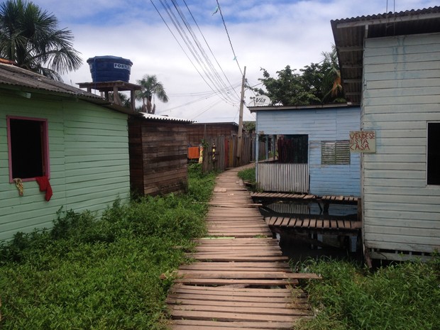 Vítima mora em uma área de ponte no bairro Pacoval, Zona Norte de Macapá (Foto: Abinoan Santiago/G1)