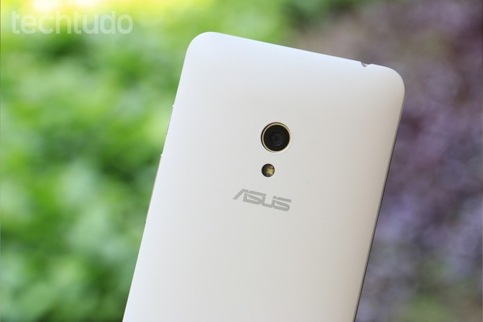 Detalhes da traseira do Zenfone 5 (Foto: Lucas Mendes/TechTudo)