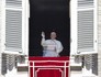 Papa distribui evangelhos de bolso aos fiéis (Tony Gentile/Reuters)