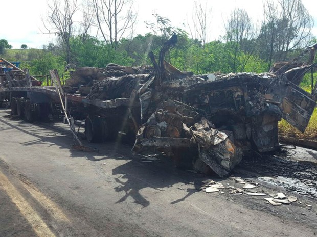 Carreta e caminhão explodiram após batida na Bahia (Foto: Rafael Vedra/Liberdade News)