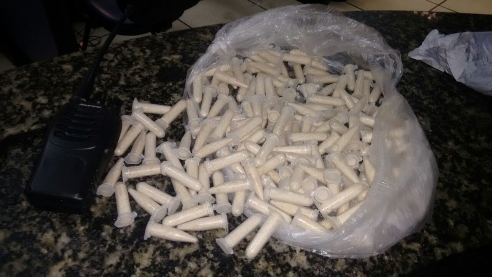 Droga apreendida na Boca do Mato, em Cabo Frio, foi levada para a 126ª DP (Foto: Polícia Militar/Divulgação)