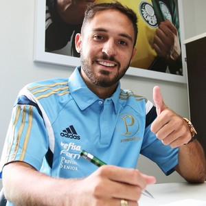 Camisa 10 pouco usado no ano, Régis busca vaga do polivalente Robinho