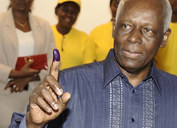 O presidente de Angola, José Eduardo dos Santos, vota nesta sexta-feira (31) em Luanda (Foto: AFP)