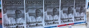 G1 em Buenos Aires: cartazes relacionam Papa ao peronismo (Giovana Sanchez/G1)