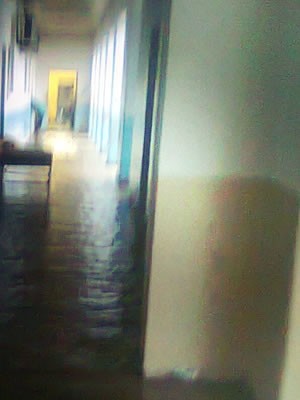 alagamento em hospital em Cuiabá (Foto: Internauta/VC no G1)