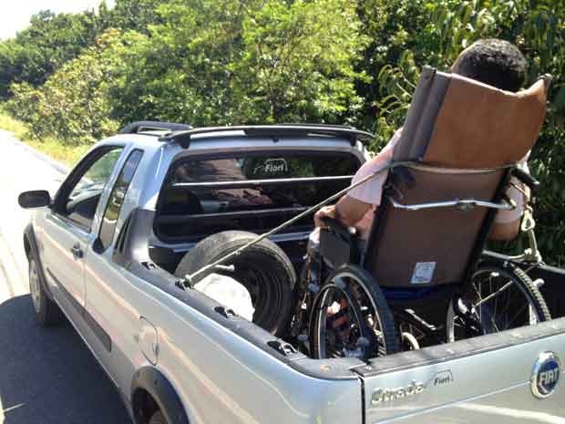 Irregularidade: deficiente físico é transportado em carroceria de pick up em João Pessoa (Foto: Walter Paparazzo/G1PB)