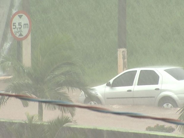 Mesmo com muita água, carros tentam atravessar a avenida (Foto: Reprodução/EPTV) Mesmo com muita água, carros tentam atravessar a avenida (Foto: Reprodução/EPTV)