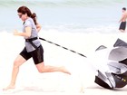Giovanna Antonelli dá beijo no marido em treino funcional na praia