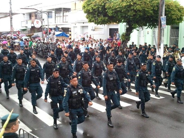 Policiais militares marcham na Avenida Barão de Maruim no início da manhã deste sábado (7) (Foto: Flávio Antunes/G1)