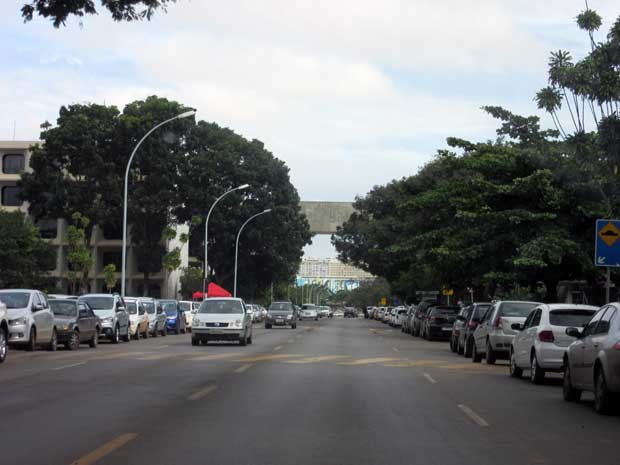 Região atrás do Congresso e de ministérios sofre com falta de vagas para funcionários do governo (Foto: Luciana Amaral/G1)