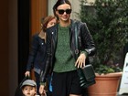 Com a perna de fora, Miranda Kerr passeia com o filho em Nova York