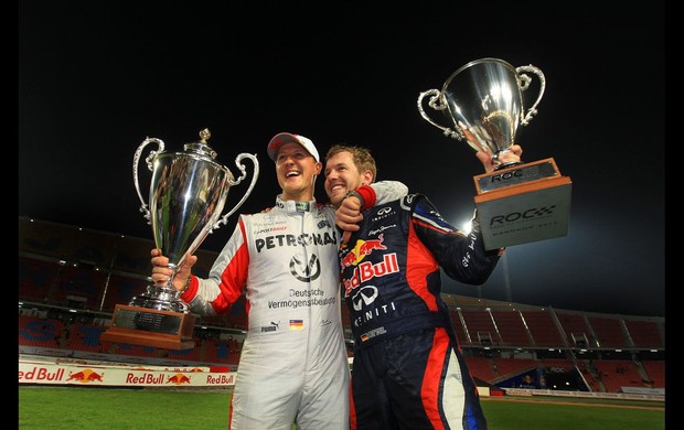 Michael Schumacher e Sebastian Vettel celebram hexa na Copa das Nações, na Corrida dos Campeões (Foto: Divulgação)