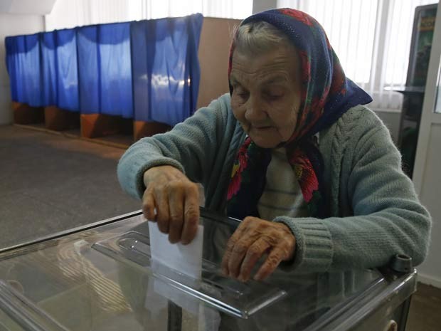 Mulher deposita seu voto em urna de colégio eleitoral de Donetsk, região no leste da Ucrânia que realiza referendo separatista neste domingo (11) (Foto: REUTERS/Baz Ratner) Mulher deposita seu voto em urna de colégio eleitoral de Donetsk, região no leste da Ucrânia que realiza referendo separatista neste domingo (11) (Foto: REUTERS/Baz Ratner)