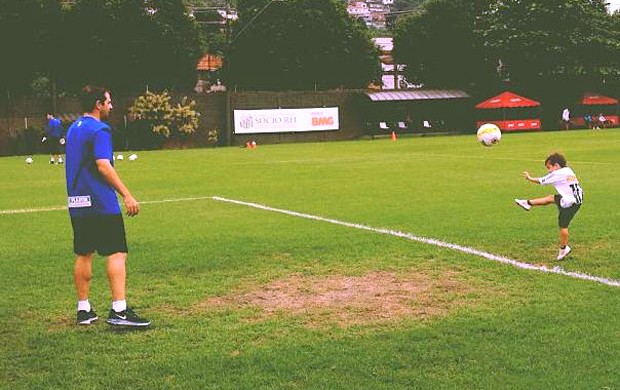 Montillo joga futebol com o filho (Foto: Reprodução / Instagram) Montillo joga futebol com o filho (Foto: Reprodução / Instagram)
