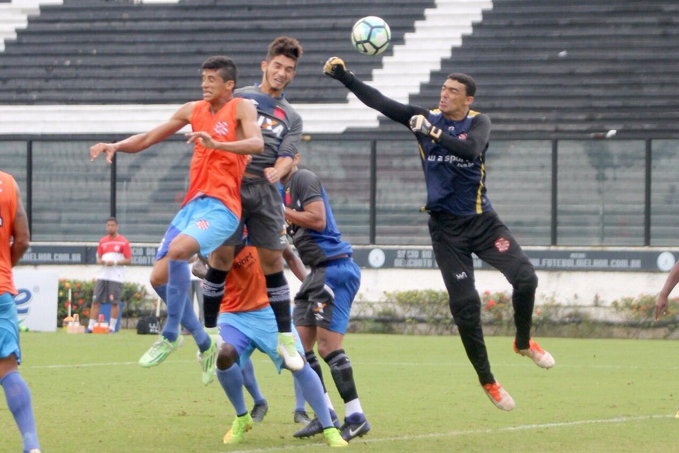 Andrey sobe para marcar de cabeça o gol da vitória do Vasco sobre o Bangu em São Januário (Foto: Paulo Fernandes/Vasco)