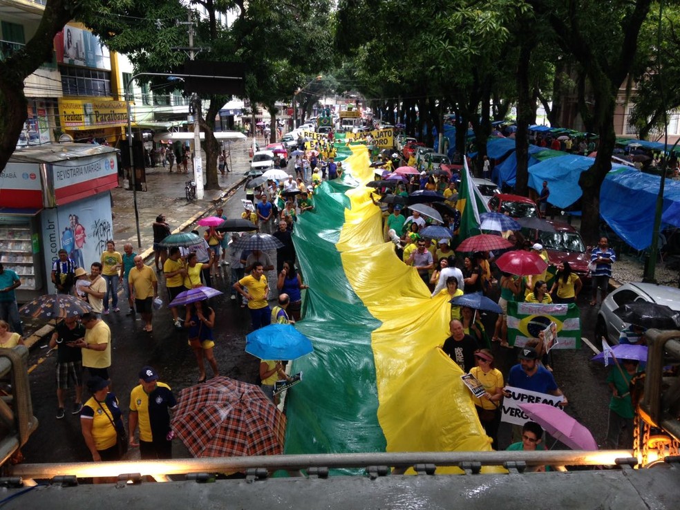 Cerca de 300 pessoas realizaram uma passeata à favor ao juiz Sérgio Moro, à operação da Lava Jato, da Polícia Federal, e da reforma polícia, em Belém (Foto: Chrystiam Nascimento/TV Liberal)