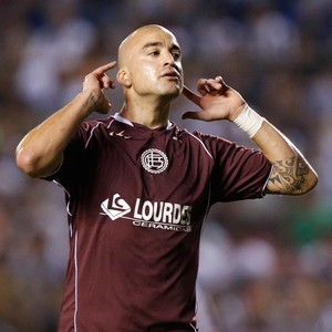 Santiago Silva comemora gol do Lanus sobre o Libertad (Foto: AP)