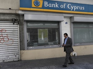 Agência do Banco do Chipre segue fechada em Atenas, nesta terça-feira (Foto: Reuters)