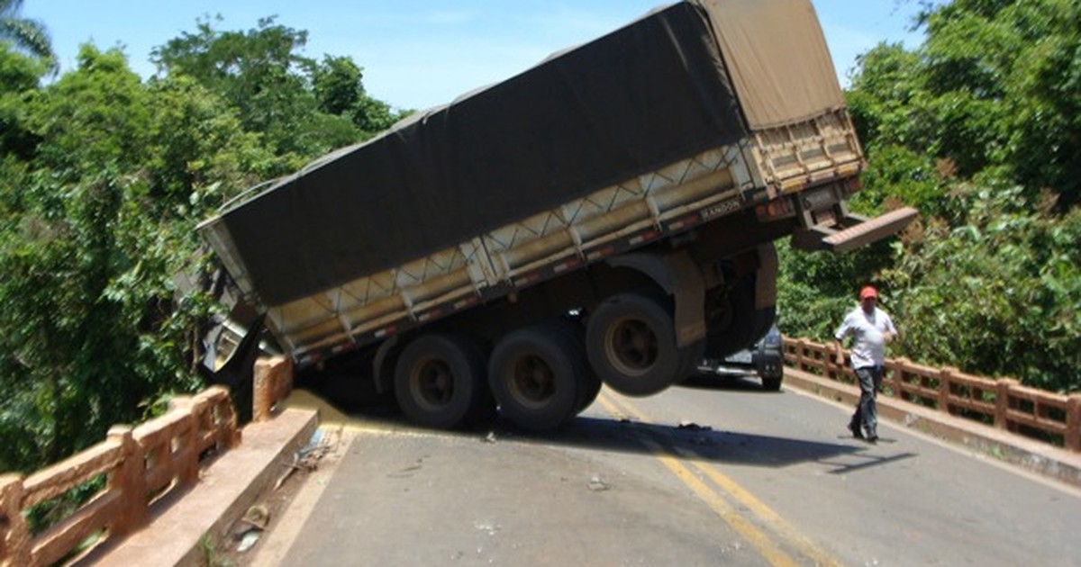 G1 Carreta fica pendurada em ponte em rodovia de MS após acidente