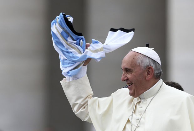 O Papa Francisco recebe camisa da seleção argentina de futebol nesta quarta-feira (25) no Vaticano (Foto: Alessandro Bianchi/Reuters)