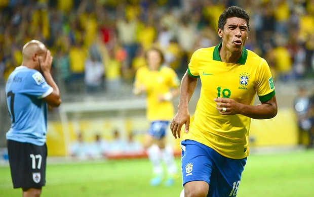 Paulinho gol Brasil Uruguai (Foto: AFP)