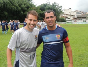 Everton Ribeiro e o amigo Thiago organizaram o amistoso pelo quarto ano (Foto: Vitor Geron / Globoesporte.com)