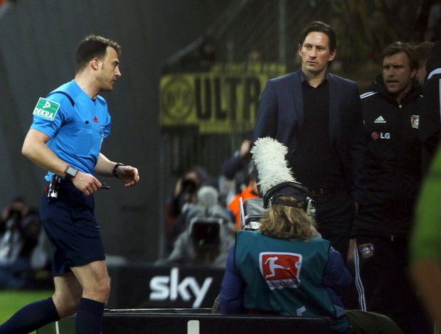 Árbitro Felix Zwayer e o técnico  Roger Schmidt 
