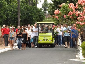 Amigos e familiares acompanham o enterro de Graziela (Foto: Marcos Lavezo/G1)