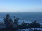 Bruna Marquezine posta foto meditando com  vista para o mar
