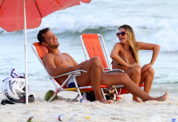 Lívia Lemos com amigo na praia (Foto: Henrique Oliveira / FotoRioNews)