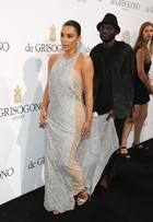 Kim Kardashian leva assistente para para segurar cauda de vestido 