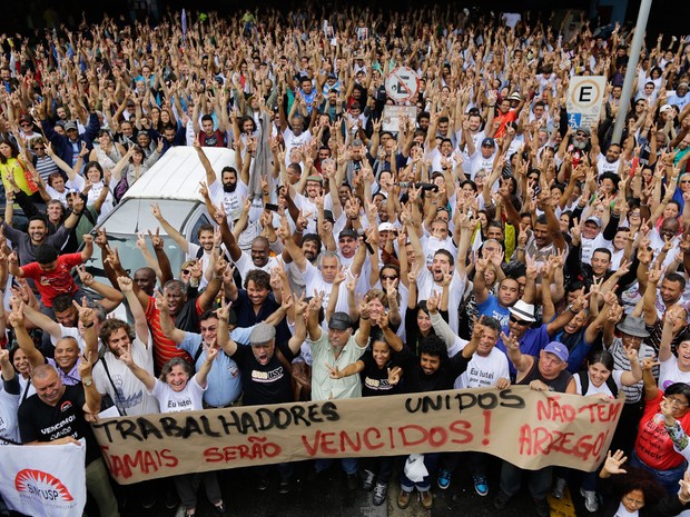 Funcionários da Universidade de São Paulo (USP) votam pelo fim da greve durante a manhã desta sexta feira no campus da Cidade Universitária (Foto: Nelson Antoine/Frame/Estadão Conteúdo)