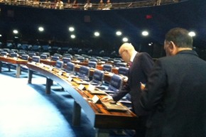 Demóstenes assina inscrição na Mesa Diretora do Senado para discursar (Foto: Nathalia Passarinho/ G1)