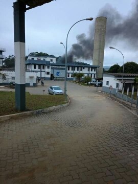 Fumaça pode ser vista na área externa (Foto: Arquivo pessoal)