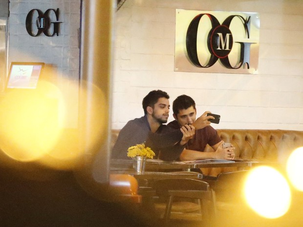 Rodrigo Simas e Bruno Gissoni em bar na Zona Sul do Rio (Foto: Henrique Oliveira / Ag. News)